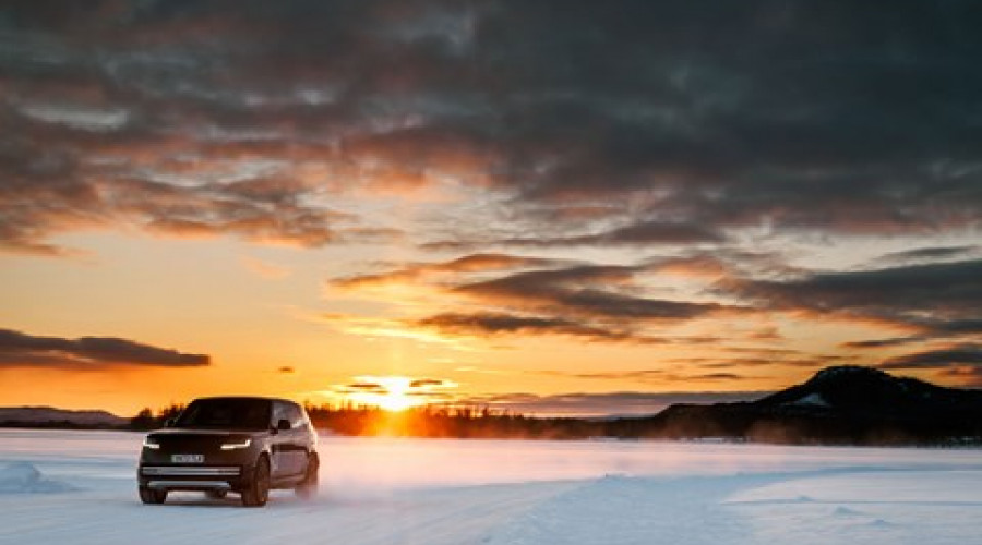 Новый электрический Range Rover 2024 без камуфляжа перед зимним дебютом