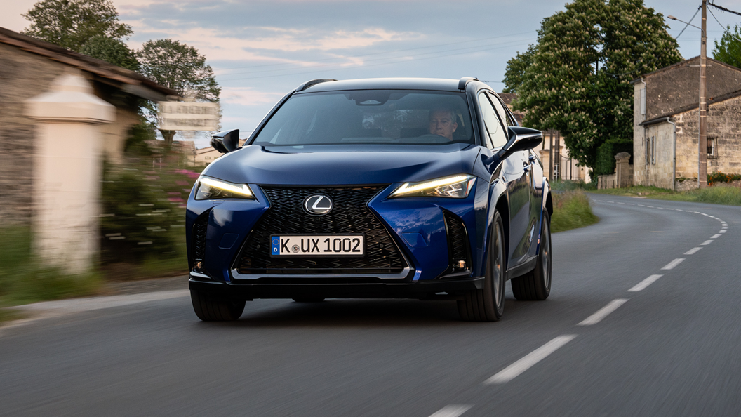 Обзор Lexus UX 300h (2024): гибридная теория
