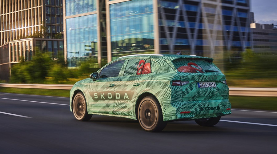 Обзор Skoda Elroq: мы за рулем электрического кроссовера, который считает себя младшим Enyaq