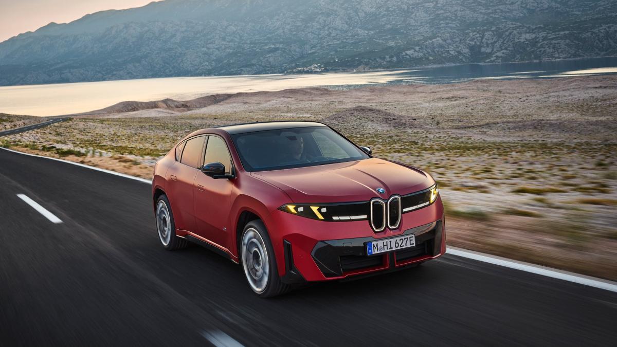 BMW iX4 сзади